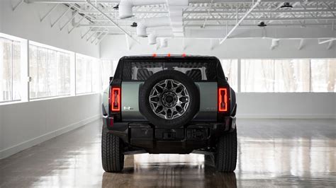 2024 GMC Hummer EV SUV Dimensions, Features Detailed | AutoTrader.ca