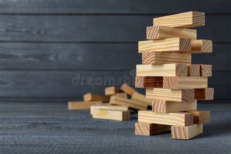 Torre Jenga Hecha De Bloques De Madera En Espacio De Mesa Gris Para