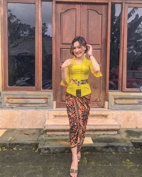 Stylish Girls Photos Girl Photos Kebaya Bali Batik Fashion Balinese Indonesian Capri Pants