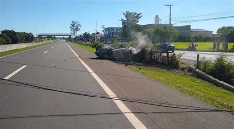 Carro Se Choca Em Poste De Concreto E Pega Fogo Na SP 342 Em Mogi