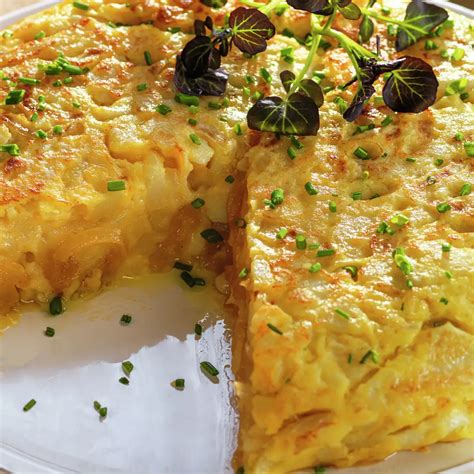 tortilla de patatas sin freir la receta facil ligera  jugosa