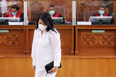 Foto Ekspresi Dingin Putri Candrawathi Dituntut Jaksa Tahun Penjara