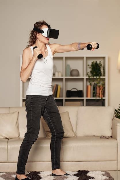 Mujer En Auriculares Vr Haciendo Ejercicio Foto Premium