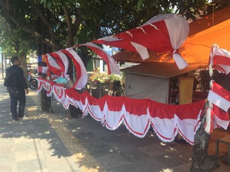 Jelang Hari Kemerdekaan Penjual Bendera Di Cirebon Mulai Ramai