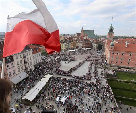 Dlaczego wyją syreny w Warszawie Syreny alarmowe 1 sierpnia 2023