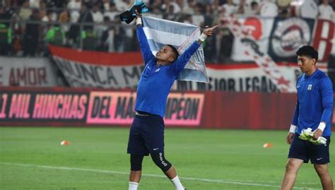 Angelo Campos Sali A Calentar Al Campo Del Monumental De Universitario