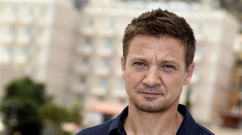 Jeremy Renner Bricht Sich Bei Schneepflug Unfall Mehr Als 30 Knochen