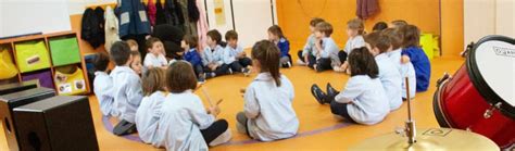 Niños Sentados En Circulos Ninos Sentados En Circulo En El Aula Fotos