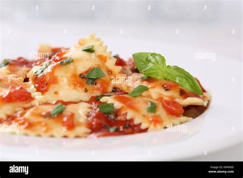 Italienische Nudeln Ravioli Mit Tomaten Sauce Pasta Gericht Mit