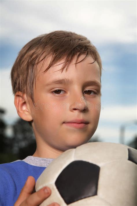 Muchacho Con El Balón De Fútbol Imagen de archivo Imagen de joven