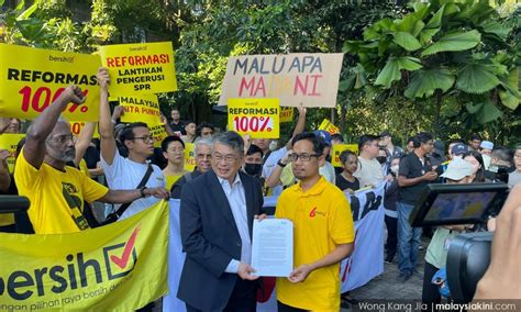 Peserta Himpunan Bersih Berarak Ke Parlimen Tuntut Janji Reformasi