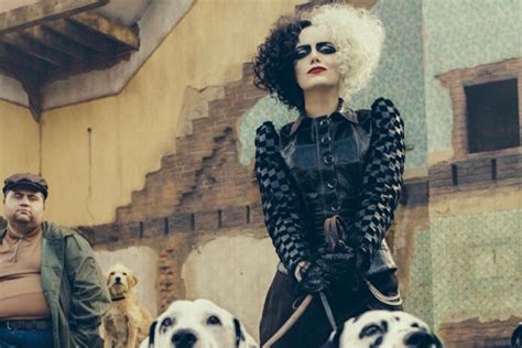 Emma Stone è Cruella nuove foto dal set del film in cui interpreta