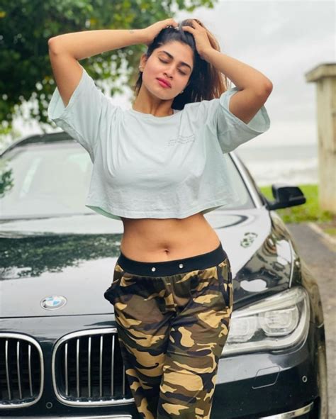 Tamil Hot Actress Shivani Narayanan Looks Gorgeous in Latest Saree Stills മഞഞയഴകൽ ശവന