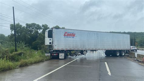 Trailer Queda Atravesado En La Carretera En Allende Al Participar En