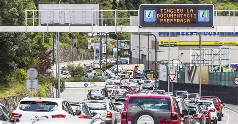 Cues de prop de dos quilòmetres per sortir per la frontera del riu Runer