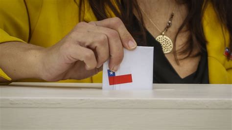 Persona Insertando Voto Dentro De Una Urna