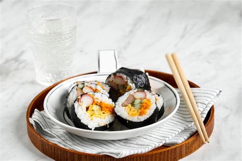 Rollo De Arroz Coreano Gimbap Casero Con Huevo De Alga Nori Semillas