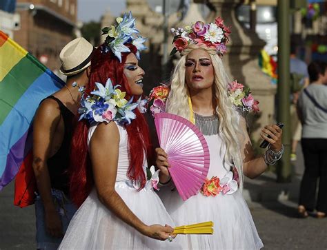 Las Mejores Imágenes Del Orgullo Gay En Sevilla