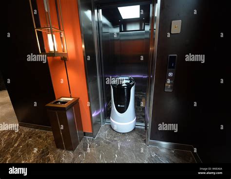 Robot hotel hi-res stock photography and images - Alamy