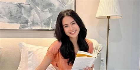 Tampil Sederhana Dengan Rambut Cepol Dan Tak Makeup Maudy Ayunda Pakai