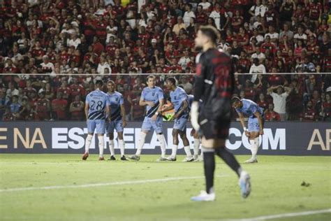 Athletico Joga Bem E Vence O Flamengo Em Confronto Direto Do