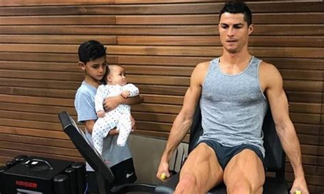 Cristiano Ronaldo Esbanja Boa Forma Ao Se Exercitar Ao Lado Dos Filhos