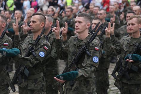 Przysięga wojskowa ponad 200 żołnierzy dobrowolnej zasadniczej służby