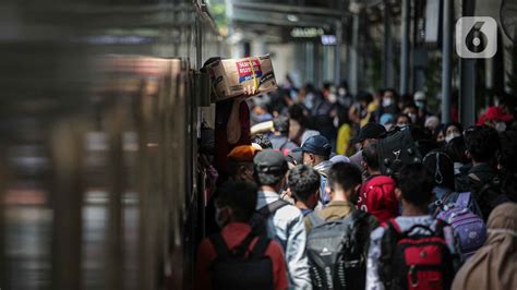 H Lebaran Idul Fitri Ribu Tiket Mudik Di Stasiun Pasar Senen Dan