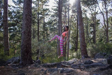 Hermosa Mujer Atl Tica Rodeada De Rboles En Un Bosque Levitando En