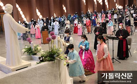 코로나19 종식 위한 전구 들어주세요”