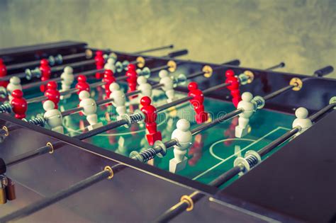 Jogo De Tabela Do Futebol O Jogador Vermelho E Branco Foto De Stock