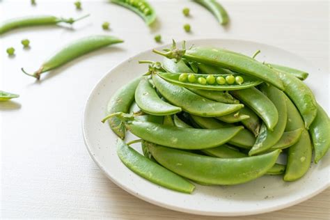 Guisantes Verdes Dulces Frescos En La Placa Blanca Foto Premium