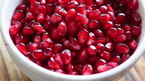 How To Easily Open And Remove Seeds To Enjoy Eating A Pomegranate By