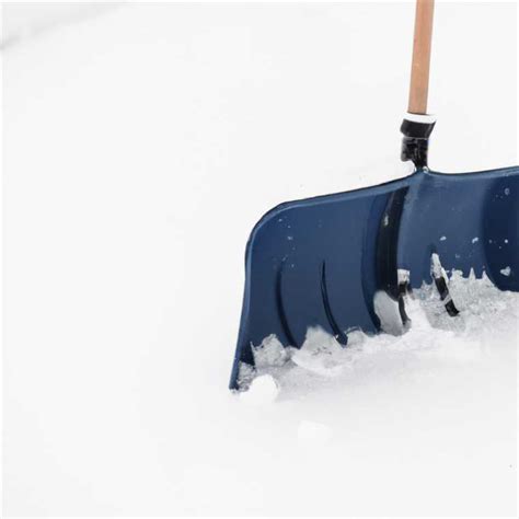 10 лучших лопат для снега - выбирайте надежные инструменты для уборки ...