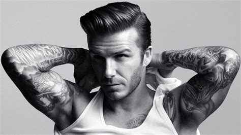 David Beckham Rela Telanjang Dada Dan Dipeluk Pria Ini Showbiz