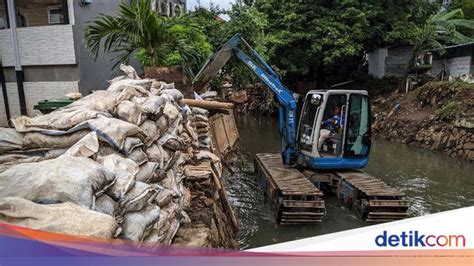 Solusi Sementara Banjir Mampang Tanggul Karung Pasir