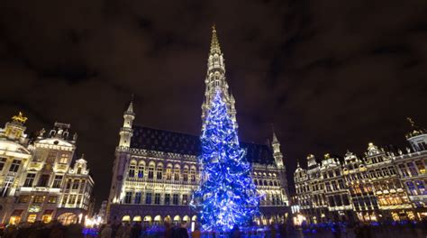 Una mujer muere al caerle un árbol de navidad de 20 metros