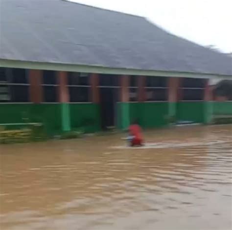 Banjir Nyaris Tenggelamkan Sebuah Sekolah Di Halsel Haliyora Id