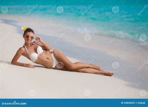 Donna In Bikini Alla Spiaggia Tropicale Fotografia Stock Immagine Di