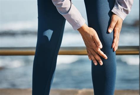 Dor no joelho mãos e lesão fitness ao ar livre e pessoa emergência