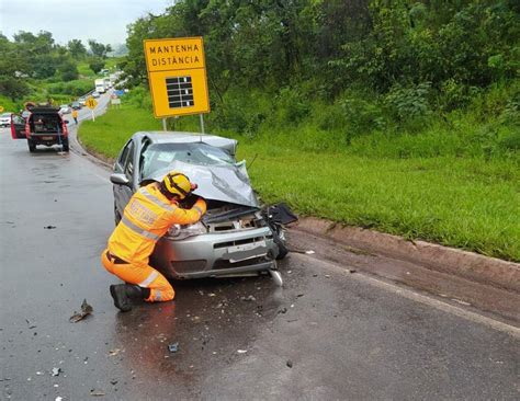 Em Ita Na Motorista Inabilitado Fica Preso S Ferragens Ap S Colis O