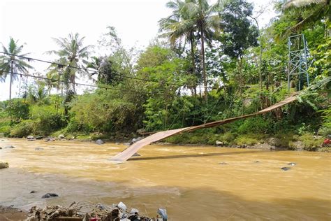 Jembatan Gantung Penghubung Desa Di Cianjur Ambruk Tergerus Air Sungai