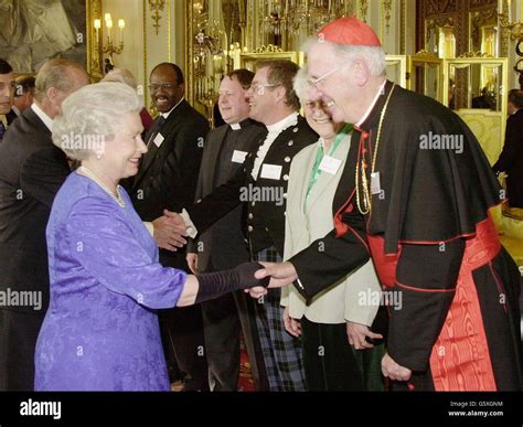 La reine Elizabeth II serre la main avec son éminence le cardinal