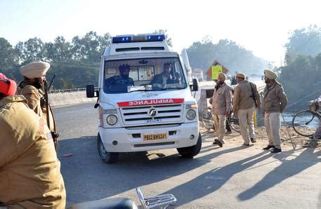 India Crolla Tetto Fermata Bus Morti Asia Ansa