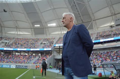 De Felippe rechazó una oferta de Perú y seguirá siendo el entrenador