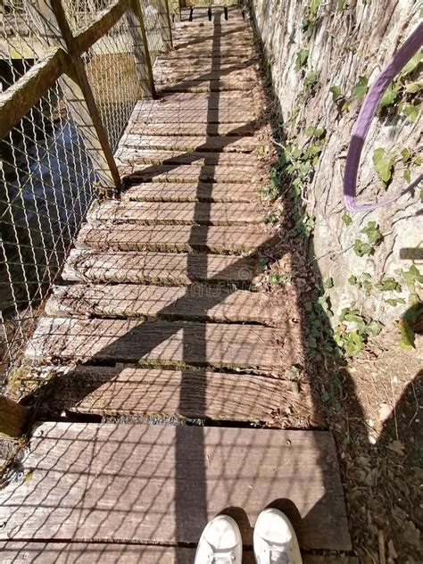 Puente De Madera Muy Antiguo Imagen De Archivo Imagen De Ruinas Roca