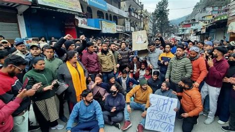 Dehradun Lathicharge Protest Unemployed Youth Uttarakhand Band Ukpsc