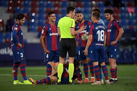 Levante 3 3 Barcelona 5 Talking Points As Blaugrana Lose Ground In