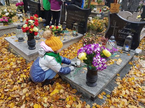 Nasi Uczniowie Odwiedzają Groby Zmarłych Nauczycieli I Pracowników