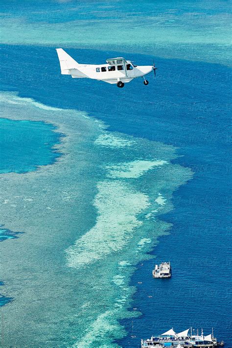 Airplane Flying Over The Great Barrier Reef Del Colaborador De